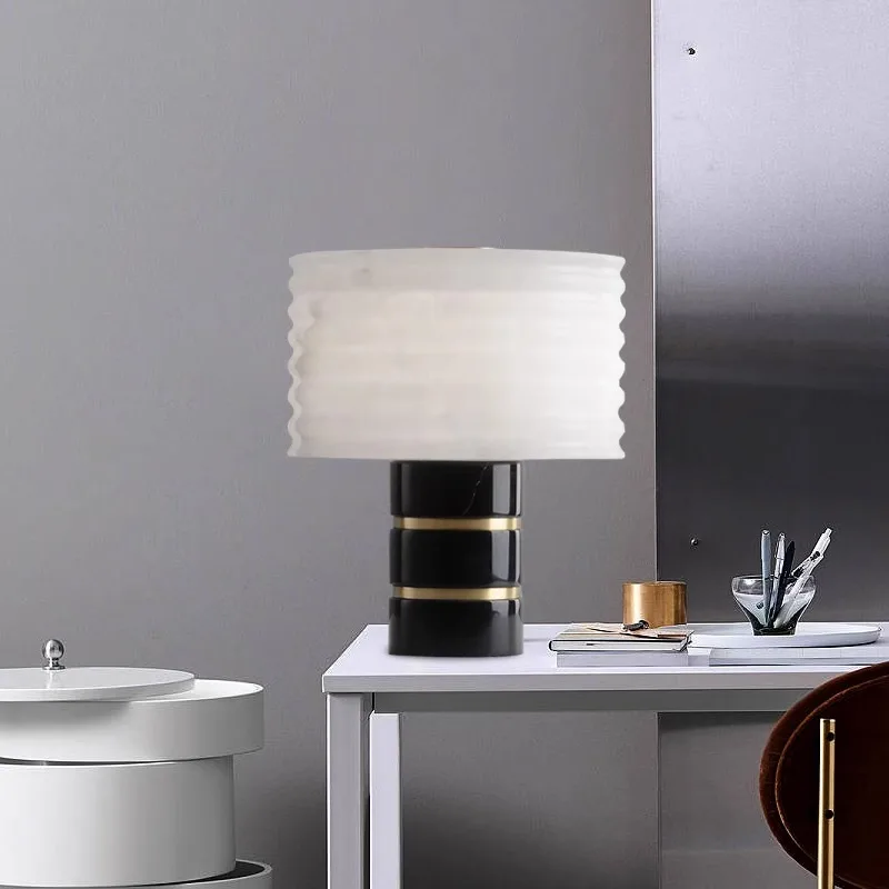 Настольная лампа в стиле постмодерн из латуни и мрамора, светодиодный ночник, новая современная светодиодная настольная лампа
Настольная лампа в стиле постмодерн из латуни и мрамора, светодиодный ночник, новая современная светодиодная настольная лампа