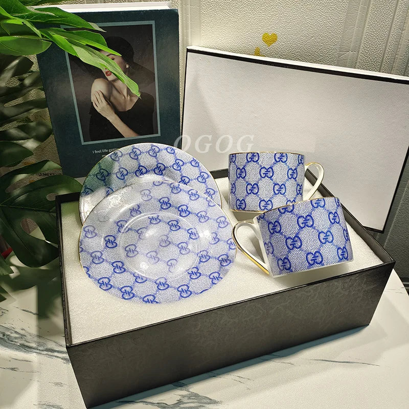 Элегантный легкий роскошный ретро костяной фарфор, набор чашек для кофе, блюдца, пара чашек для домашнего кафе, ресторана, послеобеденного чая, вечеринки
Элегантный легкий роскошный ретро костяной фарфор, набор чашек для кофе, блюдца, пара чашек для домашнего кафе, ресторана, послеобеденного чая, вечеринки