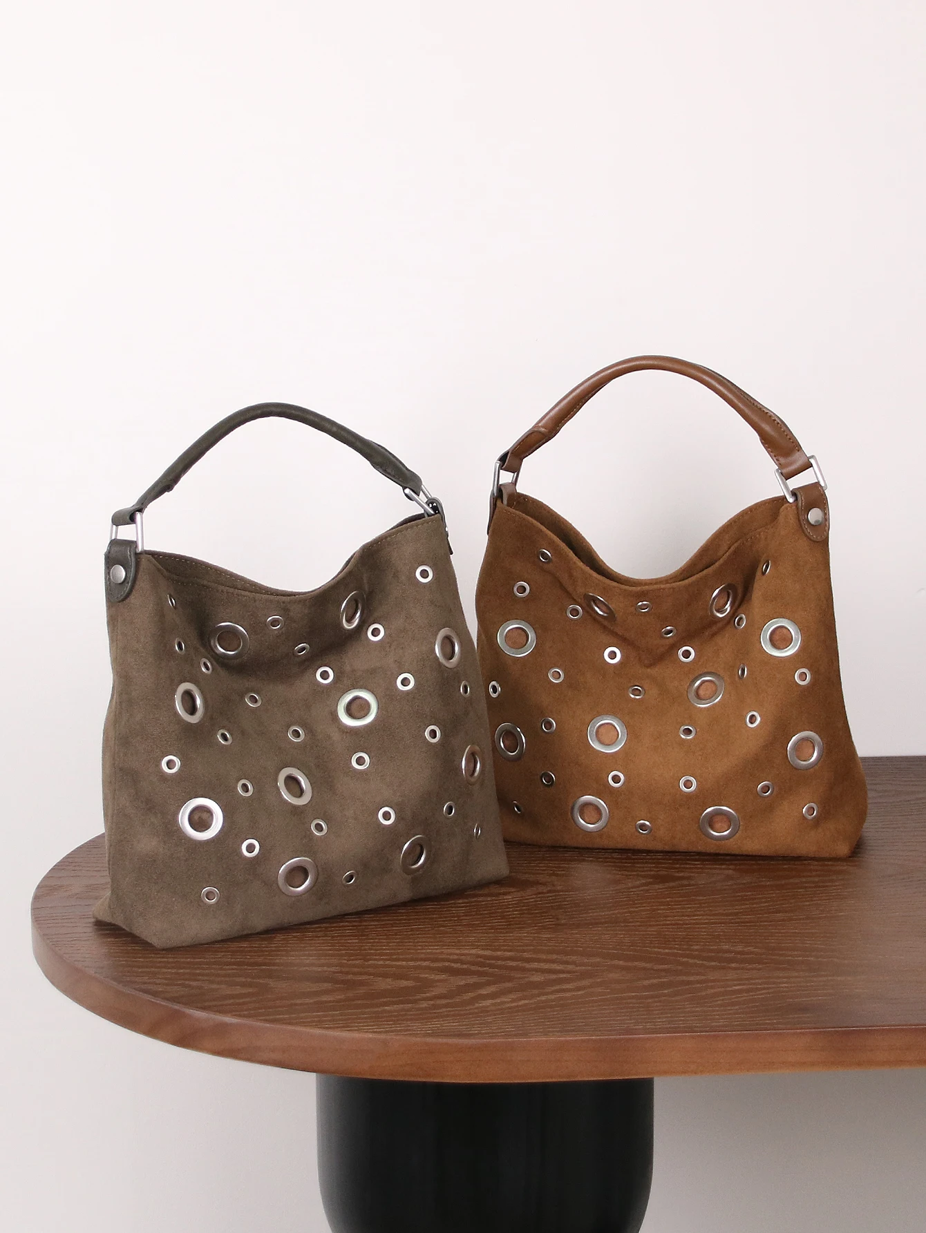 2025 autumn and winter fashion new handbag retro niche design handbag velvet matte style diagonal bag special rivet hole ring hi
2025 autumn and winter fashion new handbag retro niche design handbag velvet matte style diagonal bag special rivet hole ring hi