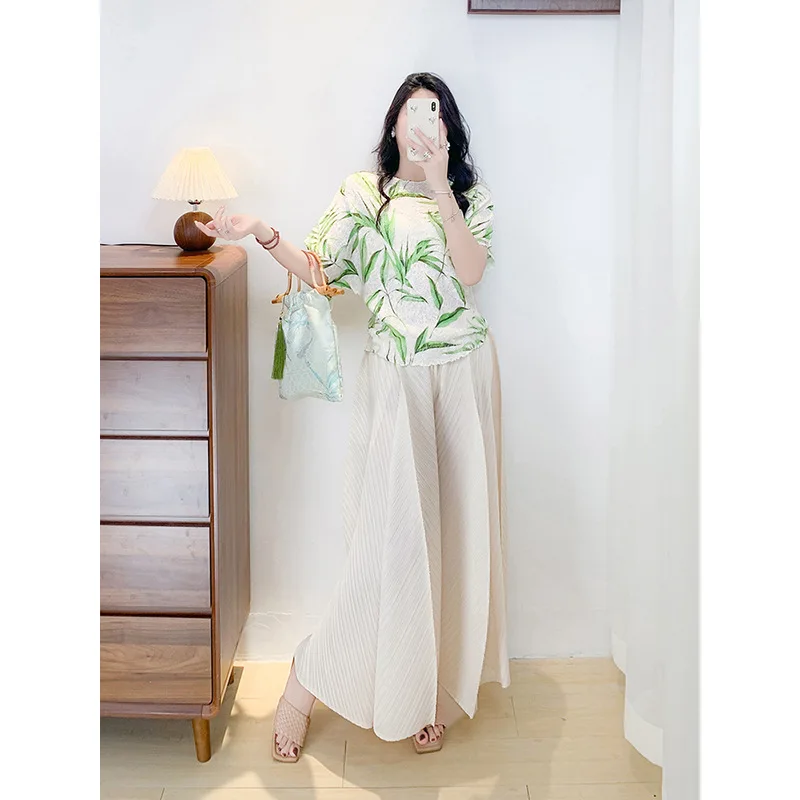 2025 Summer New Miyake Fashion Temperament Loose Round Neck Women's Short-sleeved Tops Casual Versatile Pleated Printed T-shirt
2025 Summer New Miyake Fashion Temperament Loose Round Neck Women's Short-sleeved Tops Casual Versatile Pleated Printed T-shirt