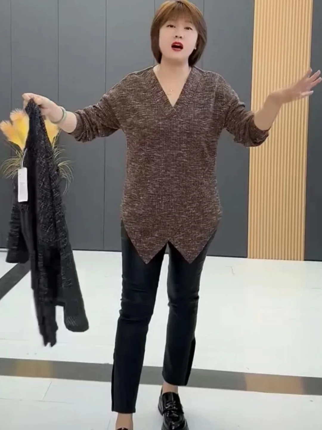 Новая женская толстовка-худи миди с V-образным вырезом, свободного кроя, больших размеров, с асимметричными вставками, повседневная, удобная, дышащая, цветная, модель 2026 года
Новая женская толстовка-худи миди с V-образным вырезом, свободного кроя, больших размеров, с асимметричными вставками, повседневная, удобная, дышащая, цветная, модель 2026 года