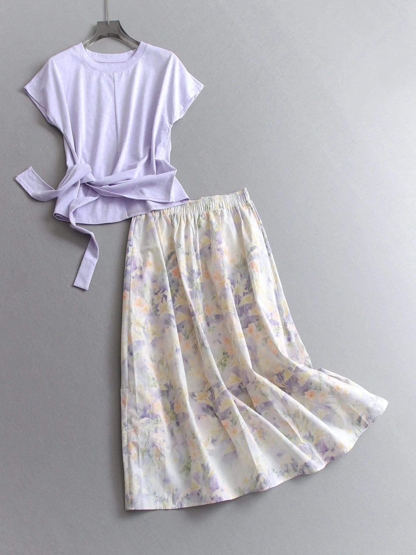 Women's round Neck T-Shirt And High Waist Skirt Set Breathable Short Sleeve Tie Waist Color Floral Print Summer Outfit
Women's round Neck T-Shirt And High Waist Skirt Set Breathable Short Sleeve Tie Waist Color Floral Print Summer Outfit