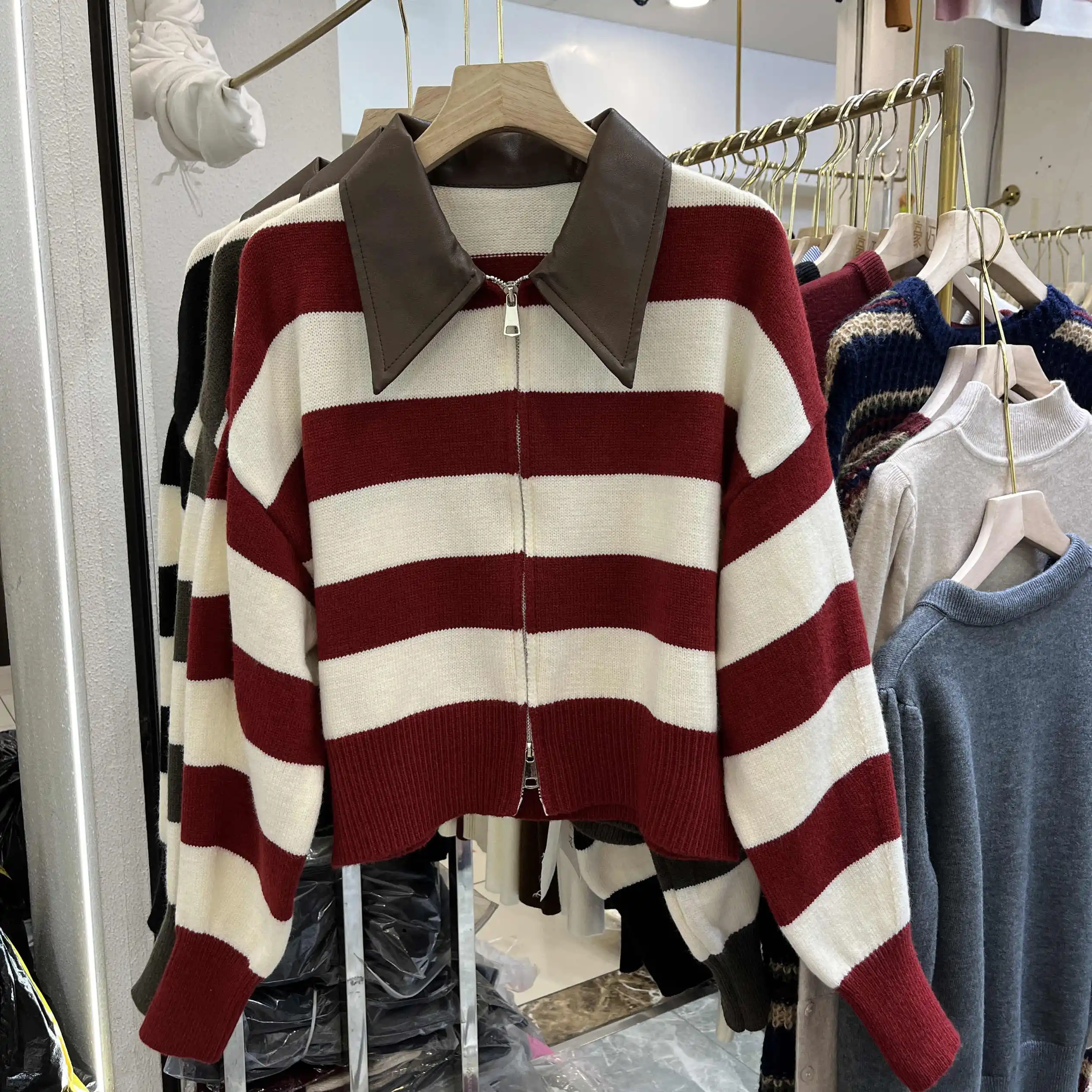 Spliced Leather Collar Stripe Knit Sweater Women Autumn/Winter New Double Zipper Long Sleeves Vintage Short Cardigans Coats
Spliced Leather Collar Stripe Knit Sweater Women Autumn/Winter New Double Zipper Long Sleeves Vintage Short Cardigans Coats