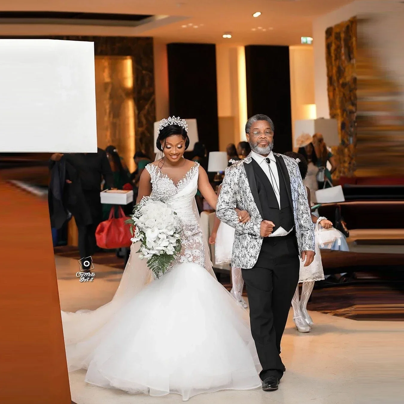 Customized Plus Size Lace Wedding Dressing Gowns V Neck Sleeveless Custom Made Train Tulle Crystals Long Bridal Gown Bride
Customized Plus Size Lace Wedding Dressing Gowns V Neck Sleeveless Custom Made Train Tulle Crystals Long Bridal Gown Bride