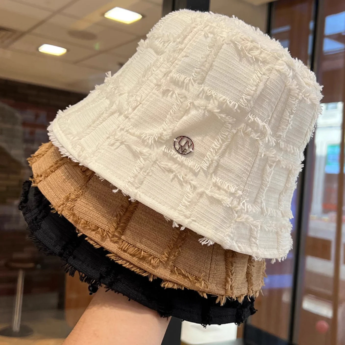 Solid Color Bucket Hat Shabby Check Pattern Metal Letters Decor Fisherman Hat Outdoor Sports Travel Sunscreen Sun Hat 
Solid Color Bucket Hat Shabby Check Pattern Metal Letters Decor Fisherman Hat Outdoor Sports Travel Sunscreen Sun Hat