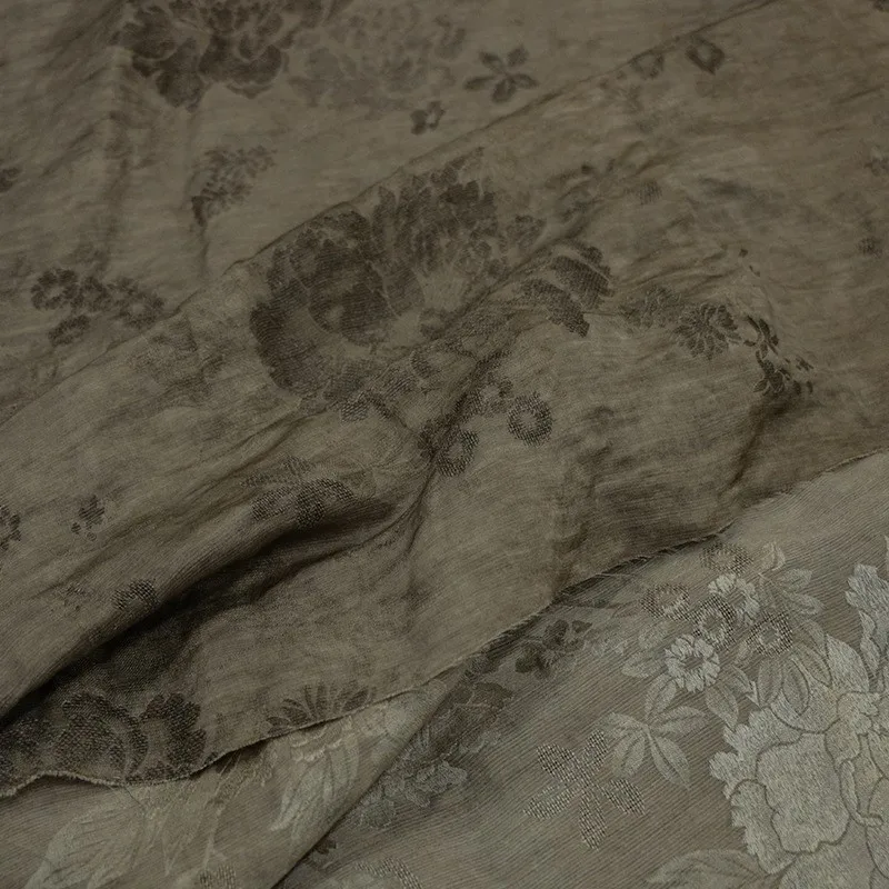 A new Chinese-style clothing fabric featuring traditional art blend of oak silk and linen dirt-dyed jacquard
A new Chinese-style clothing fabric featuring traditional art blend of oak silk and linen dirt-dyed jacquard