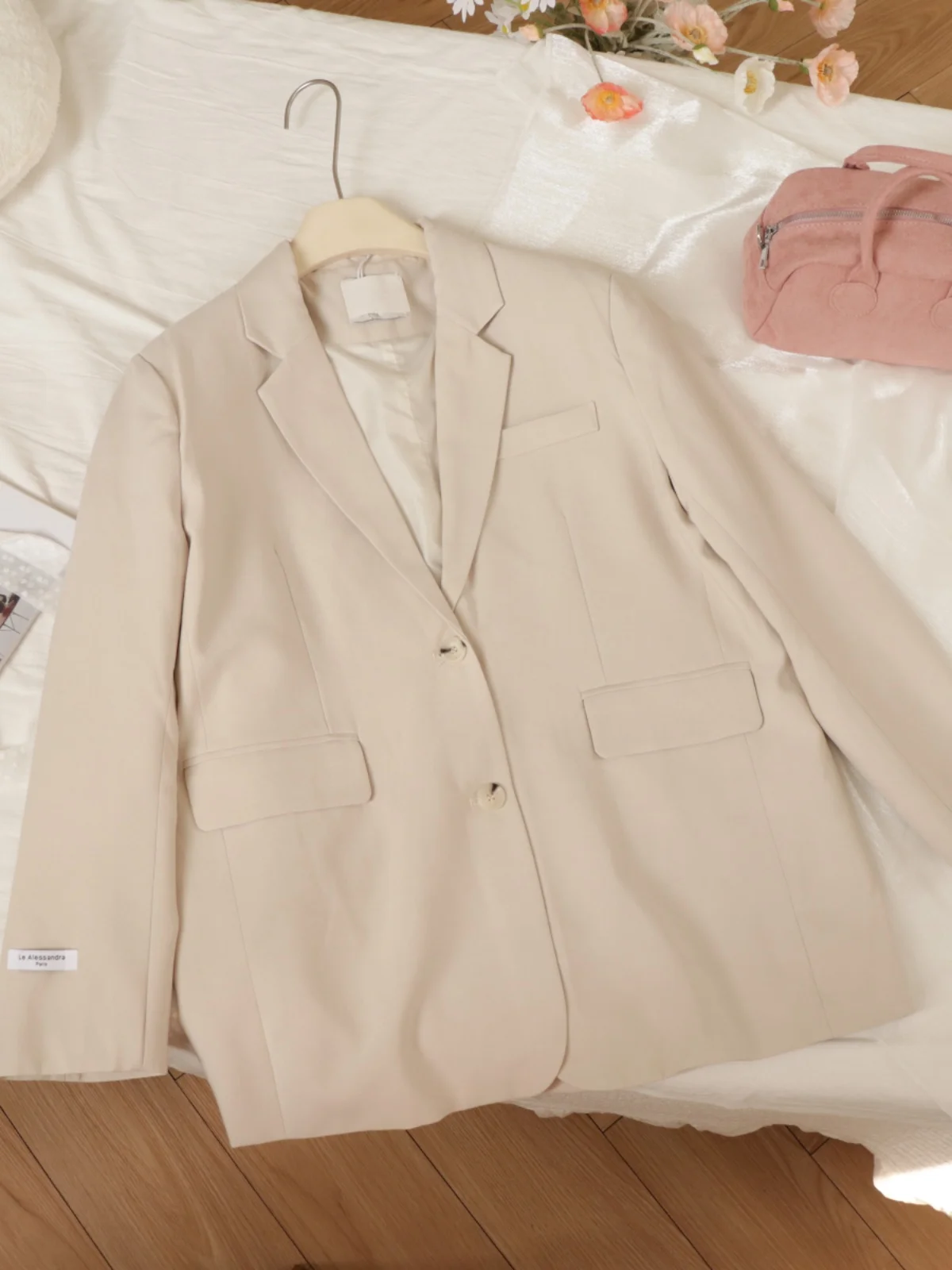 Повседневный свободный пиджак в корейском стиле с пуговицами на спине, длинными рукавами, женская модная рабочая одежда, осенняя верхняя одежда
Повседневный свободный пиджак в корейском стиле с пуговицами на спине, длинными рукавами, женская модная рабочая одежда, осенняя верхняя одежда