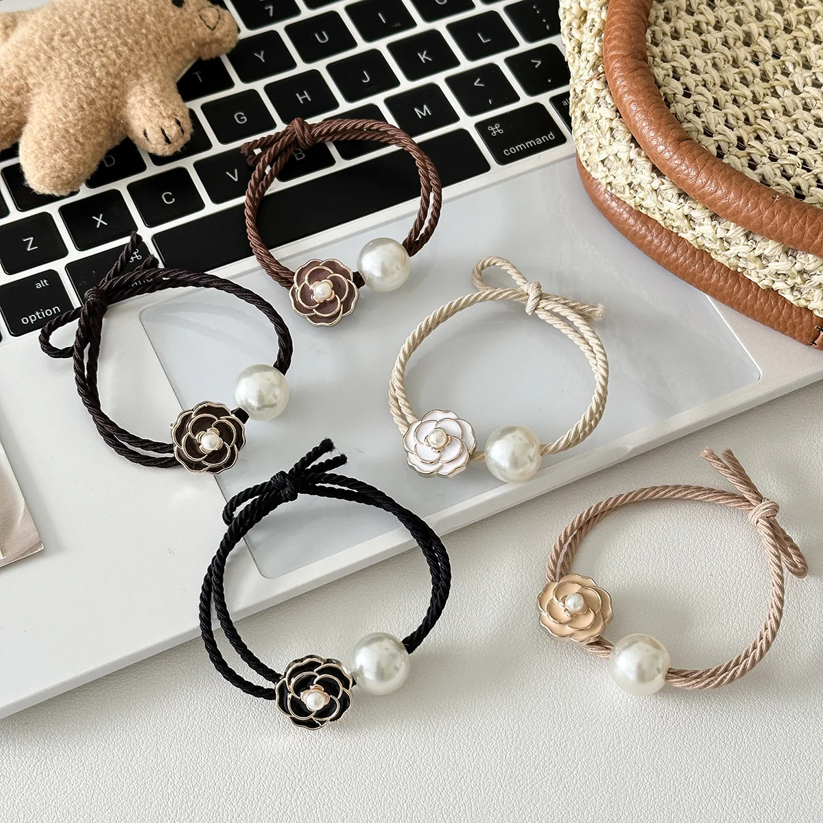 French temperament camellia flower headband hair band senior sense of high ponytail hair rope high elasticity leather band hair
French temperament camellia flower headband hair band senior sense of high ponytail hair rope high elasticity leather band hair