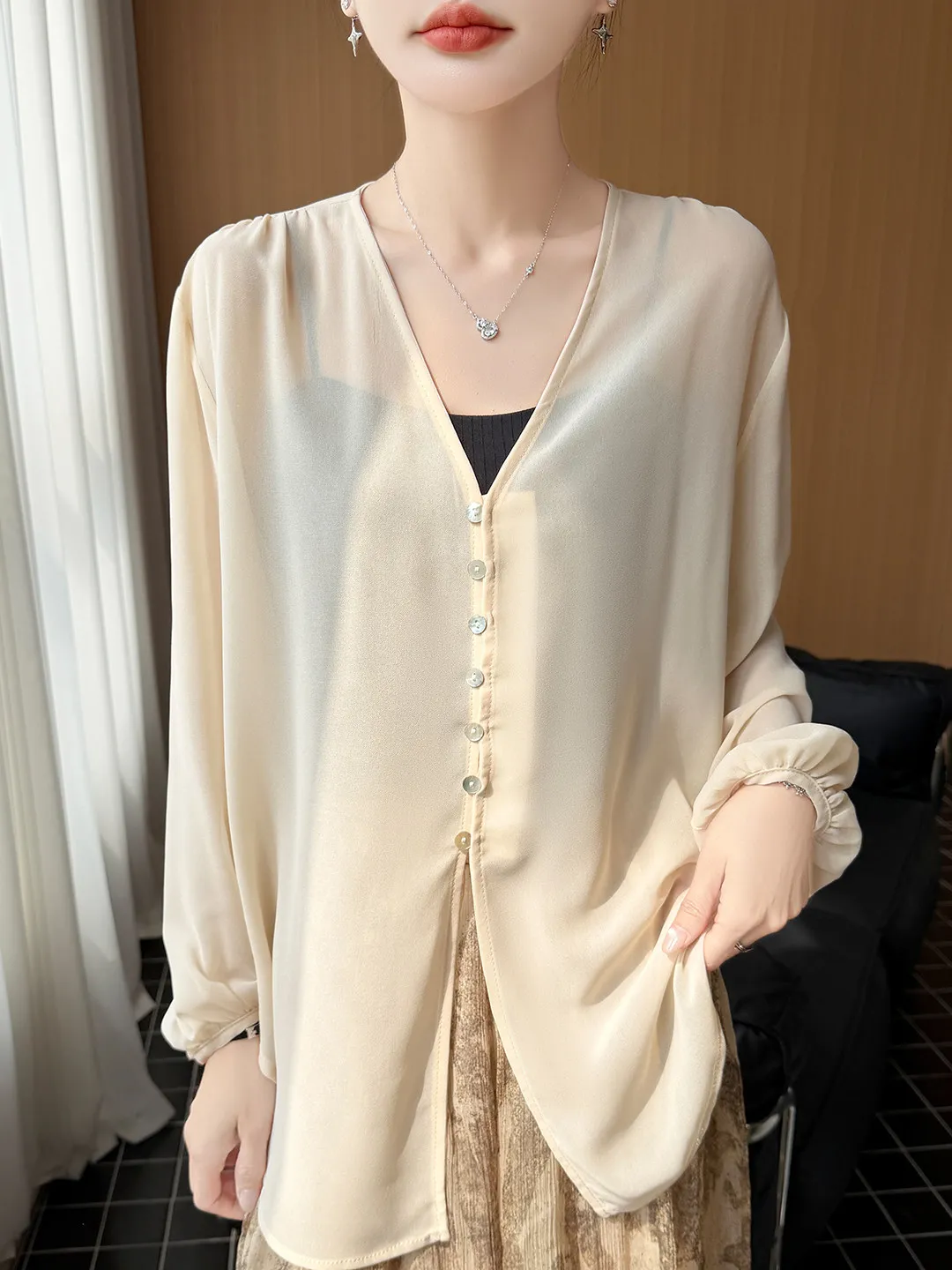 Simple V-Neck Open Cardigan Women's Long Sleeve Thin Chiffon Loose Lightweight Sun Protection Outerwear Silk Material
Simple V-Neck Open Cardigan Women's Long Sleeve Thin Chiffon Loose Lightweight Sun Protection Outerwear Silk Material