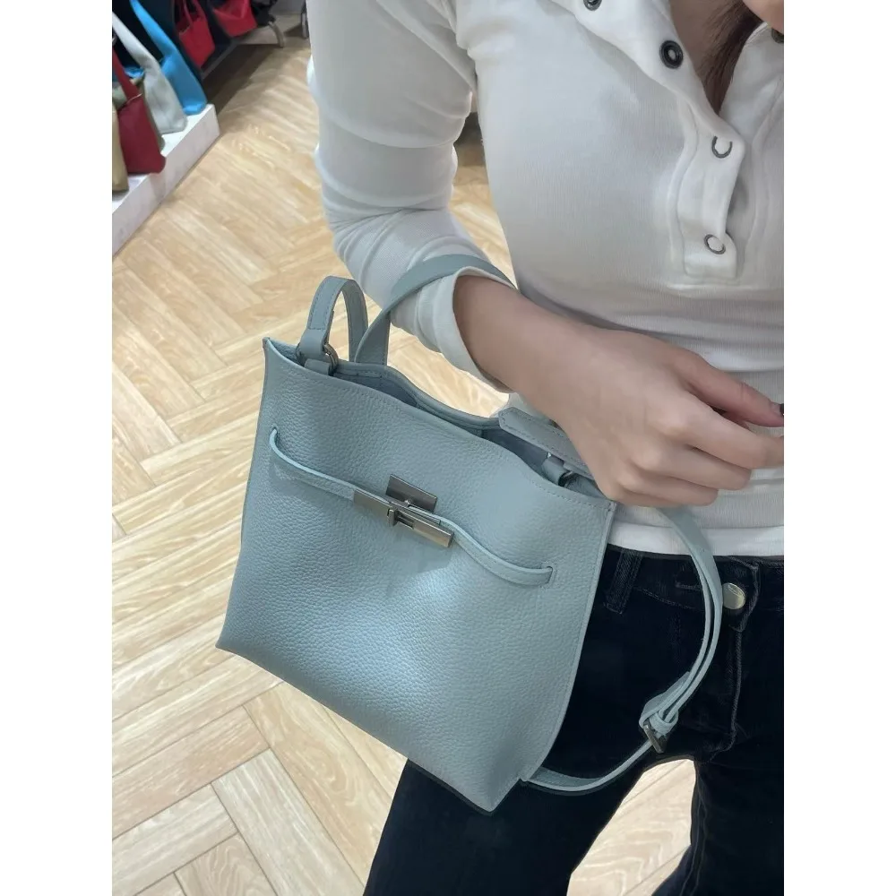 Shoulder Bag, Leather Women's Bag, Versatile Soft Leather Messenger Texture Unique Fashion Simple Casual Premium Large-capacity
Shoulder Bag, Leather Women's Bag, Versatile Soft Leather Messenger Texture Unique Fashion Simple Casual Premium Large-capacity