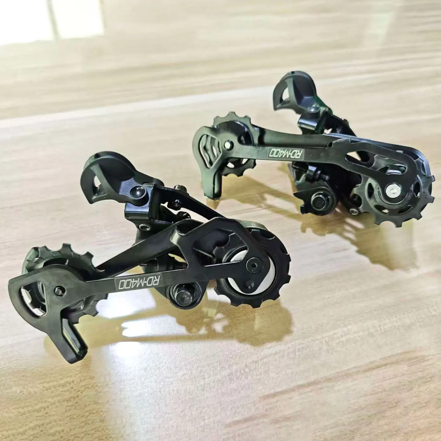 Задний переключатель SRide M400, 10 11 скоростей, универсальная трансмиссия для горного велосипеда, цепь с защитой от падения, совместимая с аксессуарами 36T 42T
Задний переключатель SRide M400, 10 11 скоростей, универсальная трансмиссия для горного велосипеда, цепь с защитой от падения, совместимая с аксессуарами 36T 42T