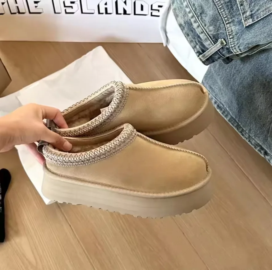 2026 New Designer Winter Women Suede Slippers Genuine Leather Fur Lined Warm Ultra Mini Low-top Short Plush Boots Sizes 35-43
2026 New Designer Winter Women Suede Slippers Genuine Leather Fur Lined Warm Ultra Mini Low-top Short Plush Boots Sizes 35-43