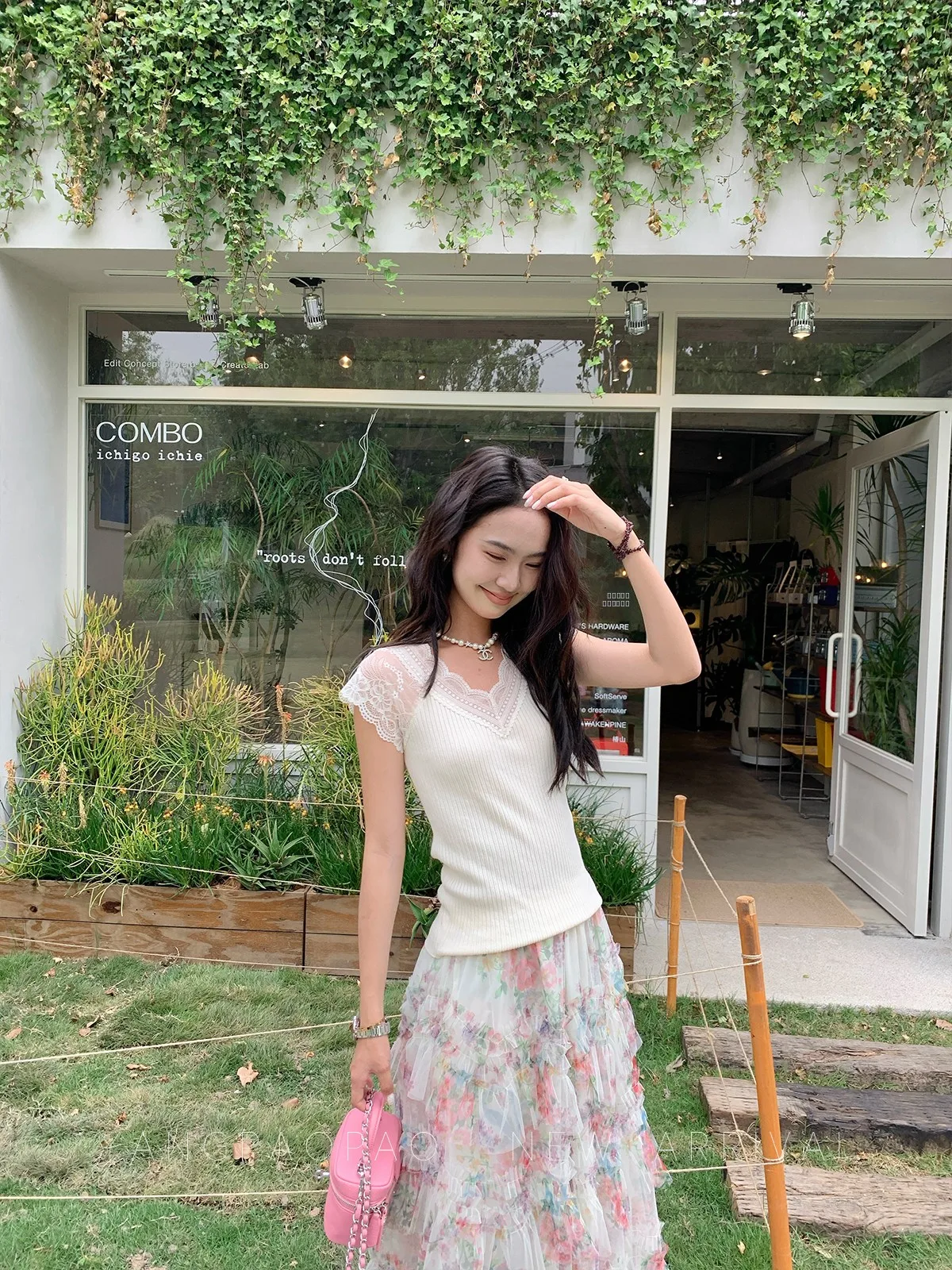 Новая женская футболка с V-образным вырезом и белой кружевной отделкой, трикотажная, приталенная, летняя, повседневная, тонкая, от Yang Bubble
Новая женская футболка с V-образным вырезом и белой кружевной отделкой, трикотажная, приталенная, летняя, повседневная, тонкая, от Yang Bubble