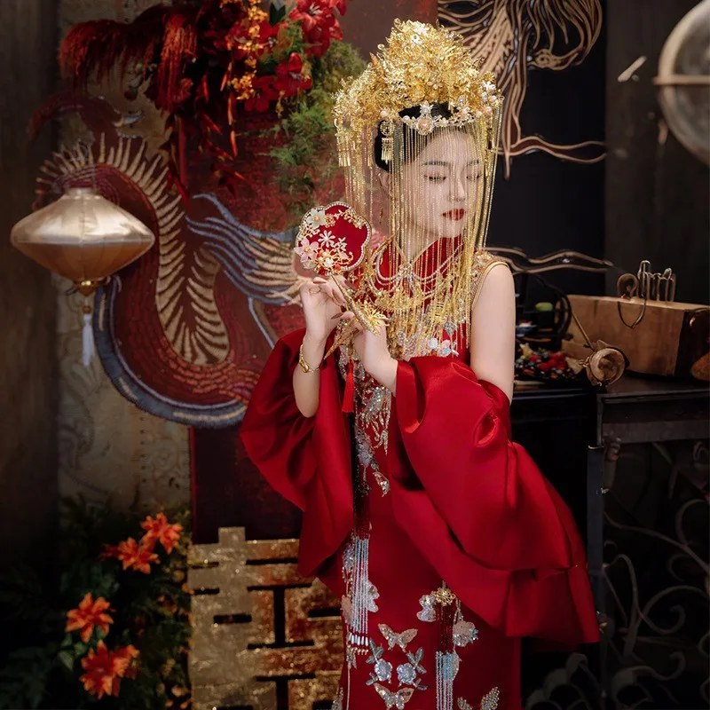 The new Chinese-style wedding dragon and phoenix gown with a heavy trailing knot for toasting
The new Chinese-style wedding dragon and phoenix gown with a heavy trailing knot for toasting