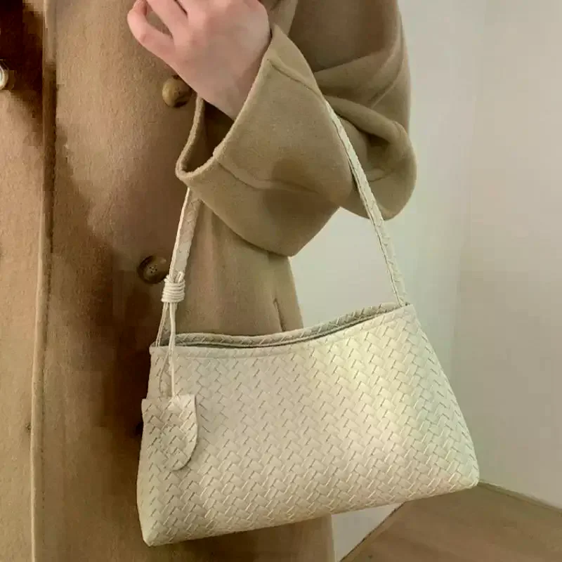 Woven Retro Shoulder Bag for Shopping Classic Glossy Handbag Daily Use
Woven Retro Shoulder Bag for Shopping Classic Glossy Handbag Daily Use