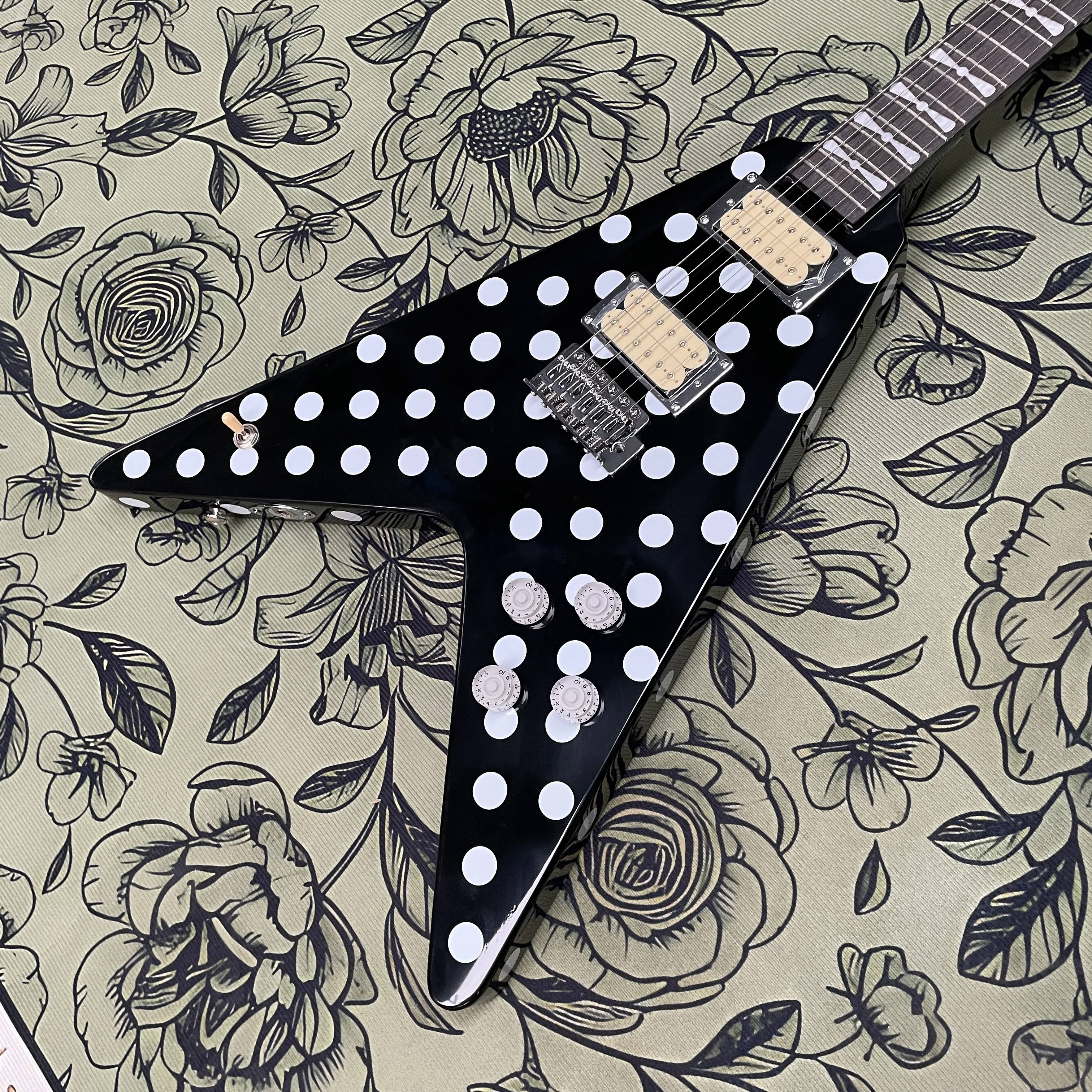 6-string electric guitar, black body with hand-painted dot inlay guitars, advanced fast-playing electric guitarra
6-string electric guitar, black body with hand-painted dot inlay guitars, advanced fast-playing electric guitarra