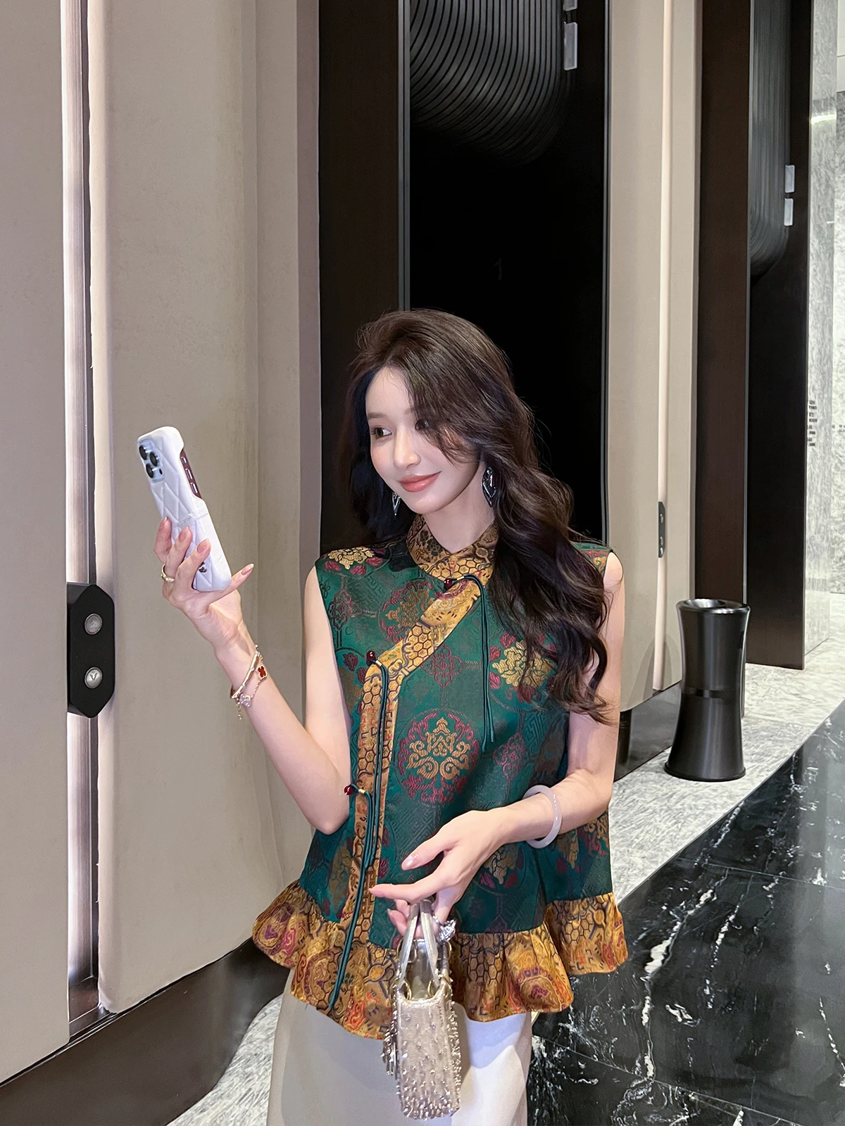 New Chinese Sle Silk Xiangyun Cloth ort Jaet Women's Spring Autumn New Sle Embroidered Button up Top by Lu Gaogao
New Chinese Sle Silk Xiangyun Cloth ort Jaet Women's Spring Autumn New Sle Embroidered Button up Top by Lu Gaogao