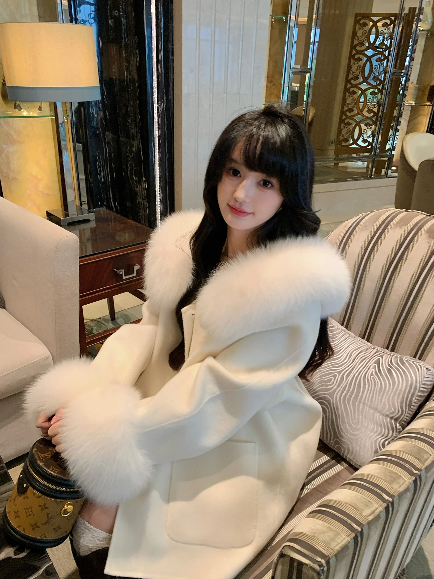 Пальто Sara Faion двустороннее шерстяное, молодежное, маленького размера, с воротником из кроличьего меха, с меховой отделкой, для повседневной носки, с длинными рукавами, миди-длина
Пальто Sara Faion двустороннее шерстяное, молодежное, маленького размера, с воротником из кроличьего меха, с меховой отделкой, для повседневной носки, с длинными рукавами, миди-длина