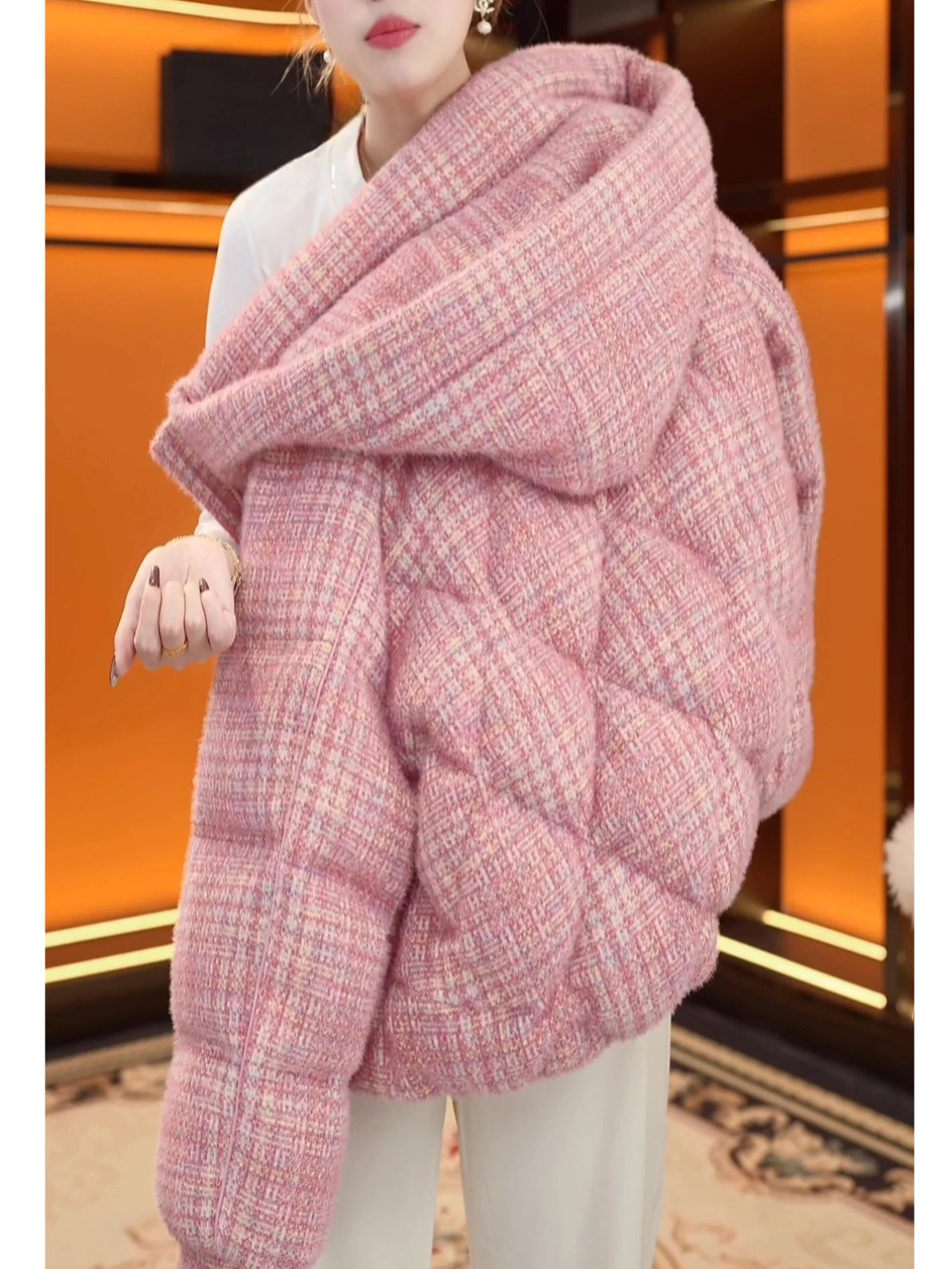 Модная утепленная хлопковая куртка для женщин: новая зимняя свободная повседневная теплая куртка в корейском стиле с капюшоном для города
Модная утепленная хлопковая куртка для женщин: новая зимняя свободная повседневная теплая куртка в корейском стиле с капюшоном для города