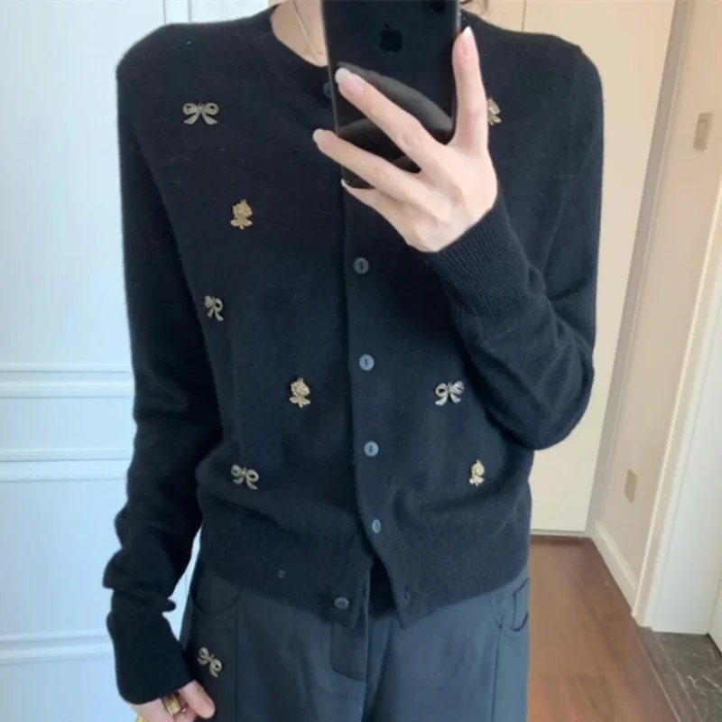 Кардиган с бантом во французском стиле ретро, женский темперамент, весна и осень, новый черный элитный стильный весенний свитер, топ
Кардиган с бантом во французском стиле ретро, женский темперамент, весна и осень, новый черный элитный стильный весенний свитер, топ