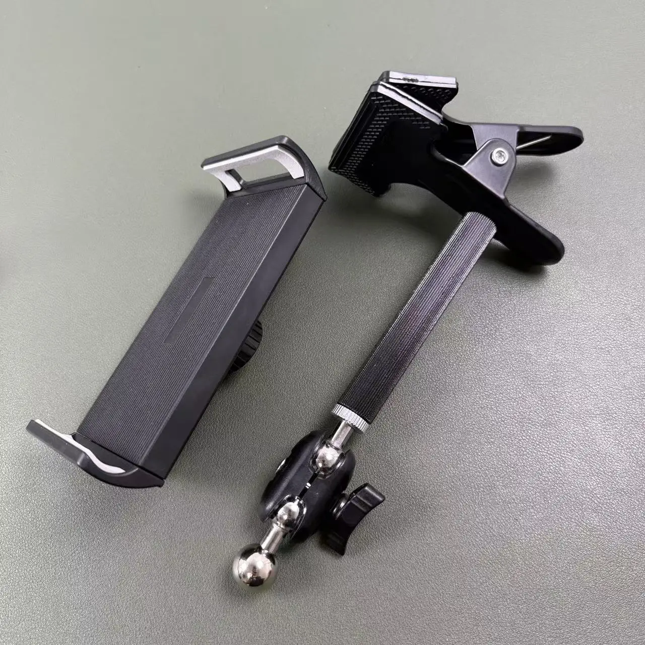 360 Degree Rotating Anti-Slip Mobile Phone And Tablet Support Bracket for Live Streaming And Street Stalls
360 Degree Rotating Anti-Slip Mobile Phone And Tablet Support Bracket for Live Streaming And Street Stalls