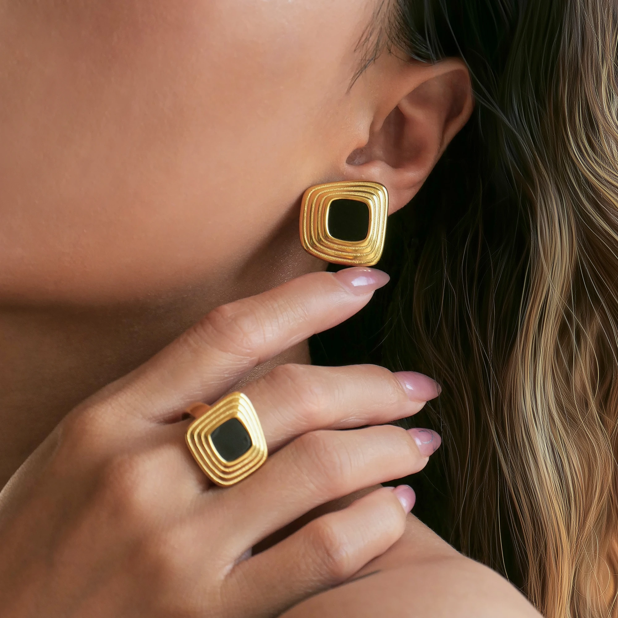 DASEIN New 18k Gold Plated Tarnish Free Stainless Steel Hyperbole Black Irregular Trapezoidal Striped Women Earrings Ring Set
DASEIN New 18k Gold Plated Tarnish Free Stainless Steel Hyperbole Black Irregular Trapezoidal Striped Women Earrings Ring Set