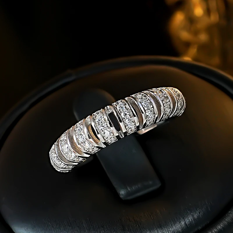 Light luxury ins style minimalist style 925 silver ring inlaid with high carbon diamond, niche versatile, layered and cool style
Light luxury ins style minimalist style 925 silver ring inlaid with high carbon diamond, niche versatile, layered and cool style