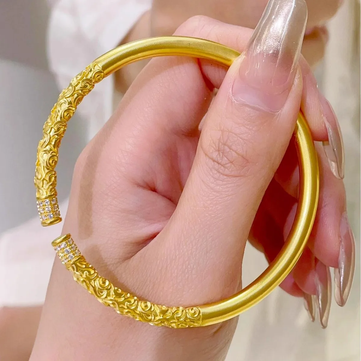 High-quality ancient method 24k gold diamond-inlaid bracelet 9999 real gold cudgel solid opening ladies bracelet jewelry
High-quality ancient method 24k gold diamond-inlaid bracelet 9999 real gold cudgel solid opening ladies bracelet jewelry