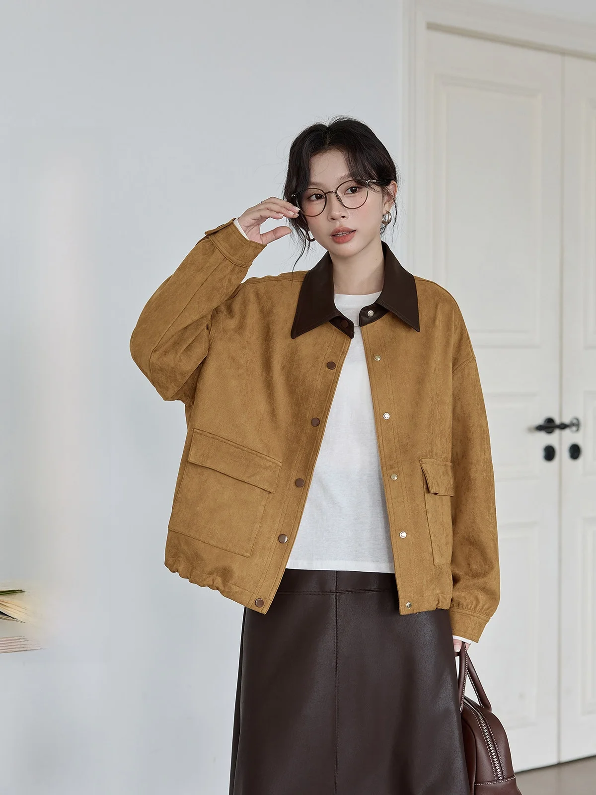 Женская модная универсальная куртка из замши с кожаными вставками, на пуговицах, с длинными рукавами, для повседневной носки
Женская модная универсальная куртка из замши с кожаными вставками, на пуговицах, с длинными рукавами, для повседневной носки