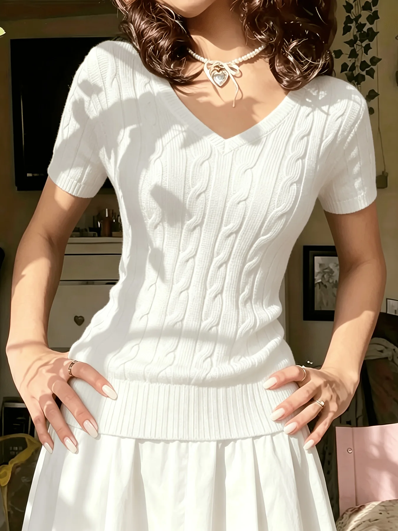 New vintage V-neck slim fitting Fried Dough Twists knitwear women's top core spun yarn underlay versatile short sleeved sweate
New vintage V-neck slim fitting Fried Dough Twists knitwear women's top core spun yarn underlay versatile short sleeved sweate