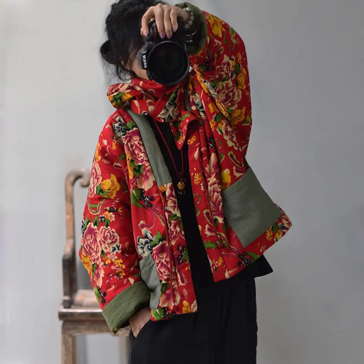 Тонкое стеганое пальто в стиле ретро из чистого хлопка с цветочным принтом в стиле пэчворк, женское свободное короткое пальто в китайском стиле с v-образным вырезом и открытой передней частью Hanfu с карманами
Тонкое стеганое пальто в стиле ретро из чистого хлопка с цветочным принтом в стиле пэчворк, женское свободное короткое пальто в китайском стиле с v-образным вырезом и открытой передней частью Hanfu с карманами