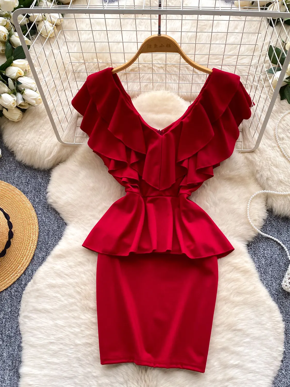 Celebrity Style Ruffle Sleeveless V-Neck Dress Women Summer Solid Elegant Waist Slim Fit A-Line Dress Commute Daily Party Dress
Celebrity Style Ruffle Sleeveless V-Neck Dress Women Summer Solid Elegant Waist Slim Fit A-Line Dress Commute Daily Party Dress