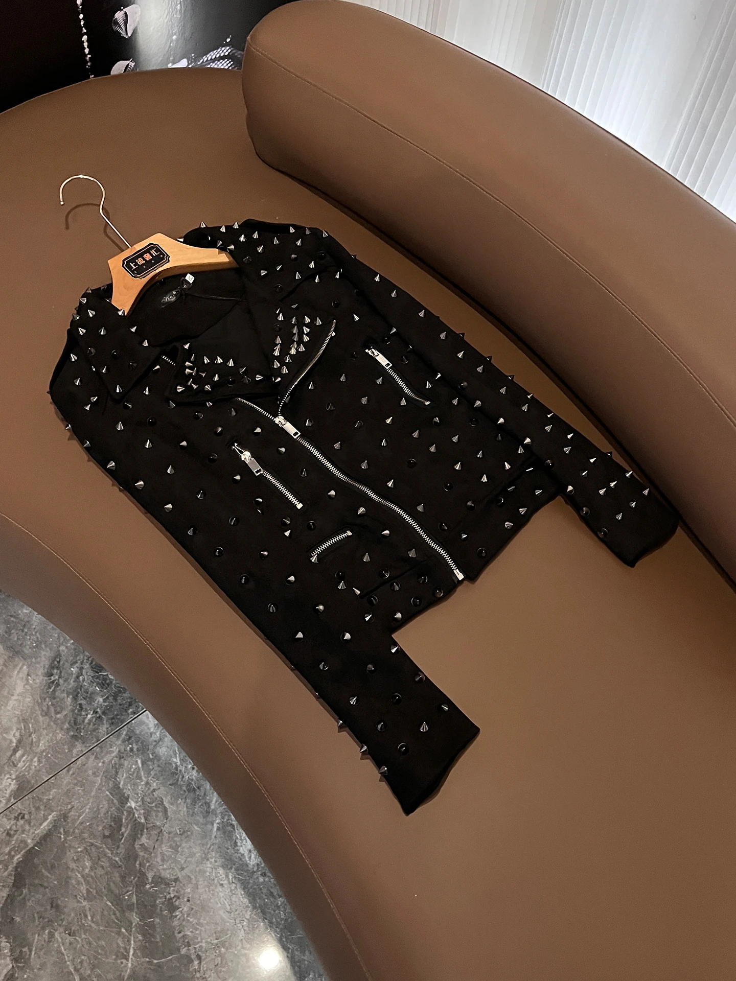 Черный укороченный пиджак с заклепками и длинными рукавами для женщин, приталенный, на молнии, в стиле ретро, для офиса, P96, модная рабочая одежда, весна
Черный укороченный пиджак с заклепками и длинными рукавами для женщин, приталенный, на молнии, в стиле ретро, для офиса, P96, модная рабочая одежда, весна