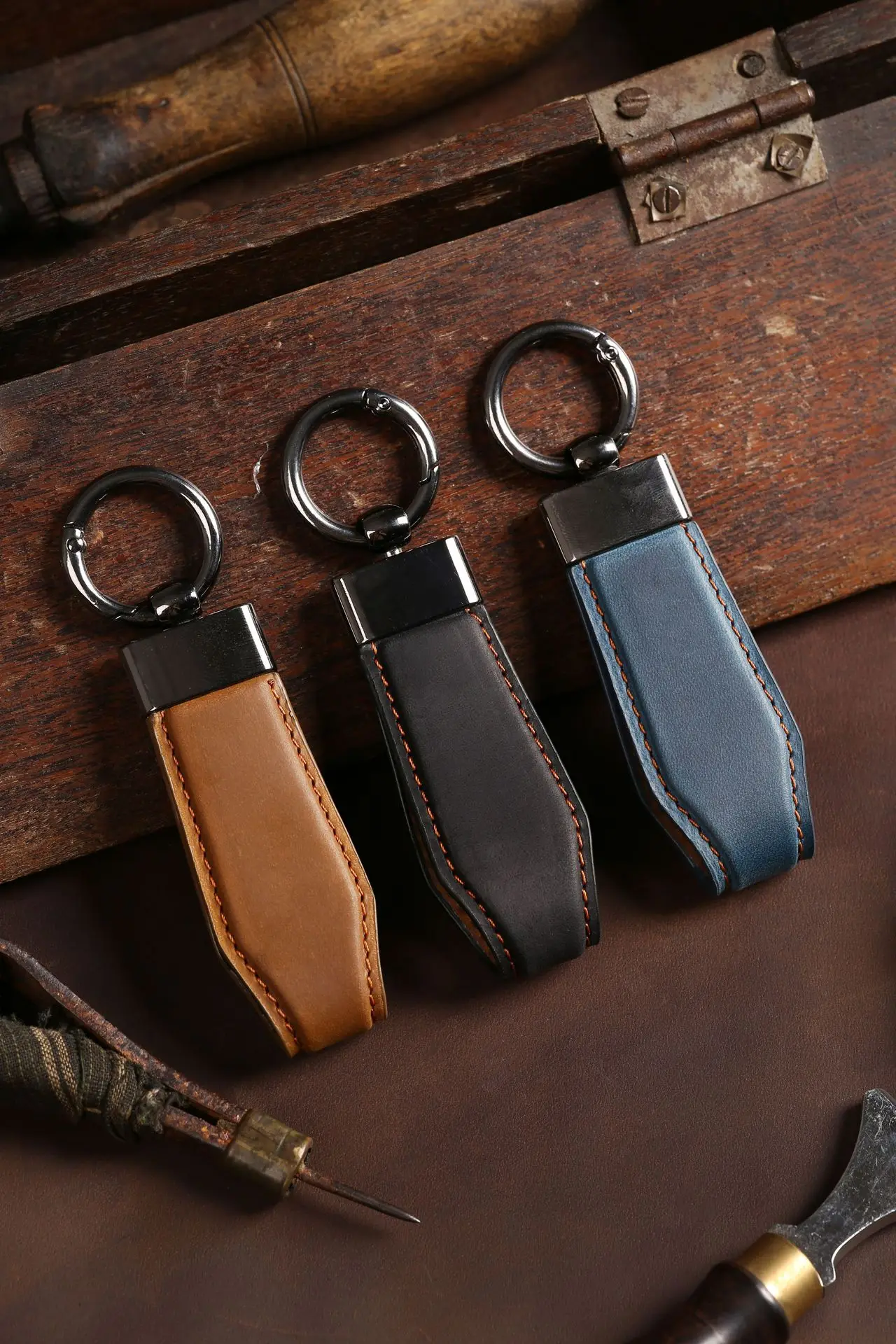 Genuine leather bracelet keychain pendant, car remote control chain, men's and women's retro crazy horse leather key pendant
Genuine leather bracelet keychain pendant, car remote control chain, men's and women's retro crazy horse leather key pendant