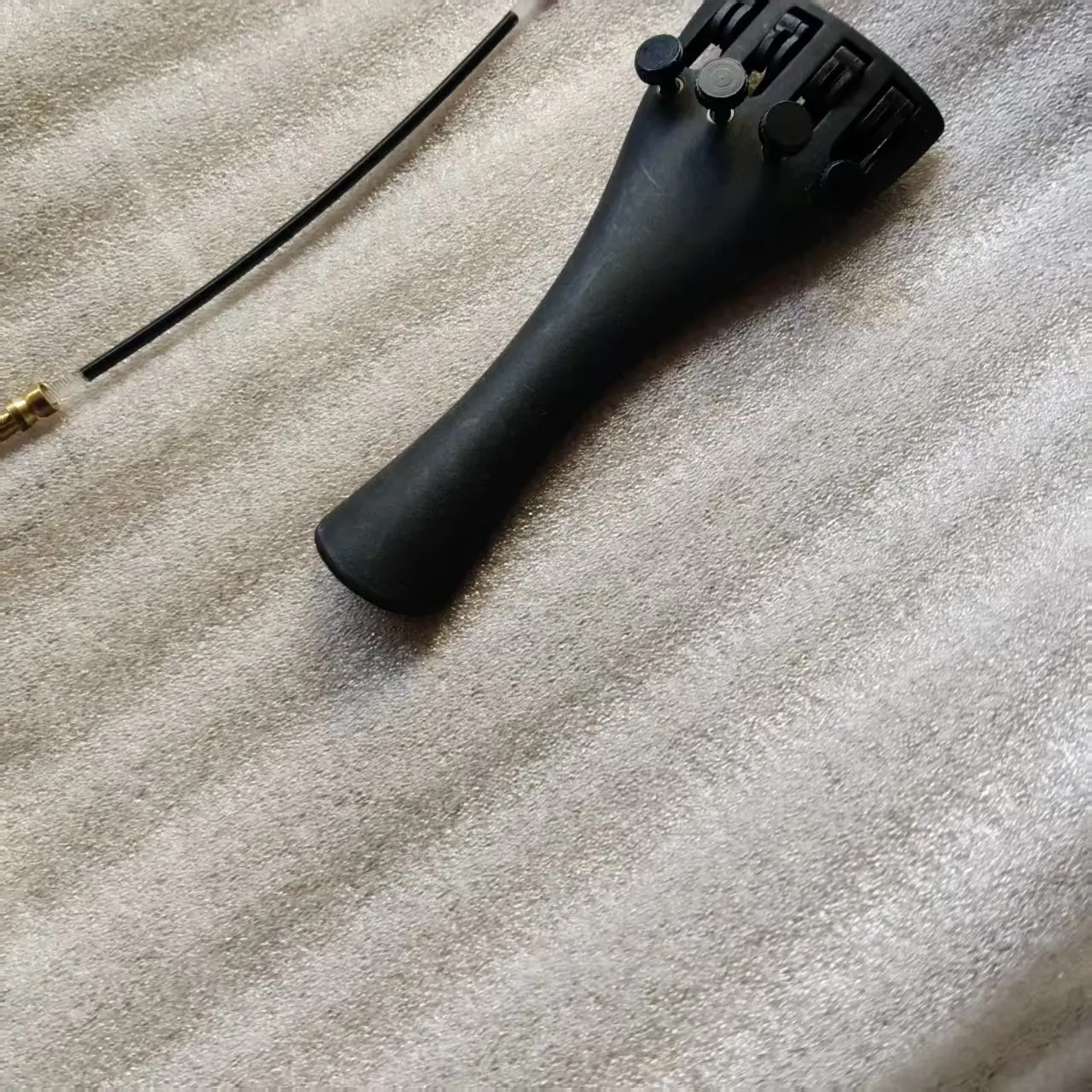 20 PCs Carbon Fiber Violin Tailpiece with 20 PCs Nylon Tail Guts from 1/4 To 4/4
20 PCs Carbon Fiber Violin Tailpiece with 20 PCs Nylon Tail Guts from 1/4 To 4/4
