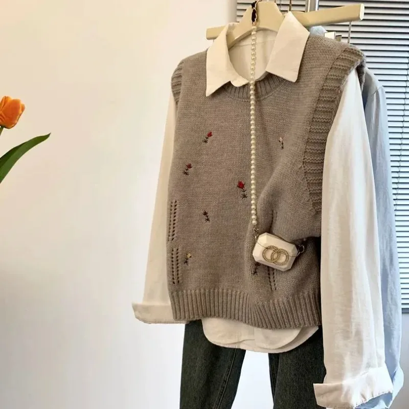 Синий свитер без рукавов с цветочной вышивкой, жилет для женщин, весна 202, корейская многослойная верхняя рубашка с зажимом для лошади, комплект из двух предметов 
Синий свитер без рукавов с цветочной вышивкой, жилет для женщин, весна 202, корейская многослойная верхняя рубашка с зажимом для лошади, комплект из двух предметов