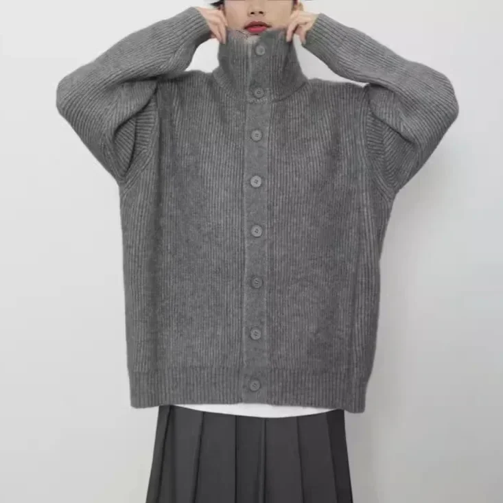 The New Korean Version of the Autumn and Winter of 2024 High-grade Retro Standing Collar Cardigan Sweater Loose Knit Top Coat
The New Korean Version of the Autumn and Winter of 2024 High-grade Retro Standing Collar Cardigan Sweater Loose Knit Top Coat