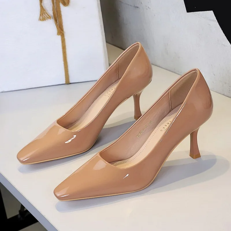 ЭЛЕГАНТНЫЕ женские туфли-лодочки из лакированной кожи на тонком каблуке 7,5 см с острым носком без шнуровки, лаконичные однотонные женские туфли для вечеринок телесного цвета
ЭЛЕГАНТНЫЕ женские туфли-лодочки из лакированной кожи на тонком каблуке 7,5 см с острым носком без шнуровки, лаконичные однотонные женские туфли для вечеринок телесного цвета