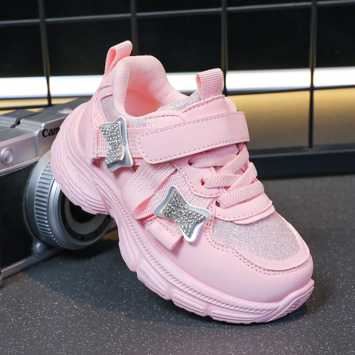 Модная повседневная обувь для мальчиков и девочек, удобные кроссовки на липучке, блестки, однотонная детская обувь
Модная повседневная обувь для мальчиков и девочек, удобные кроссовки на липучке, блестки, однотонная детская обувь