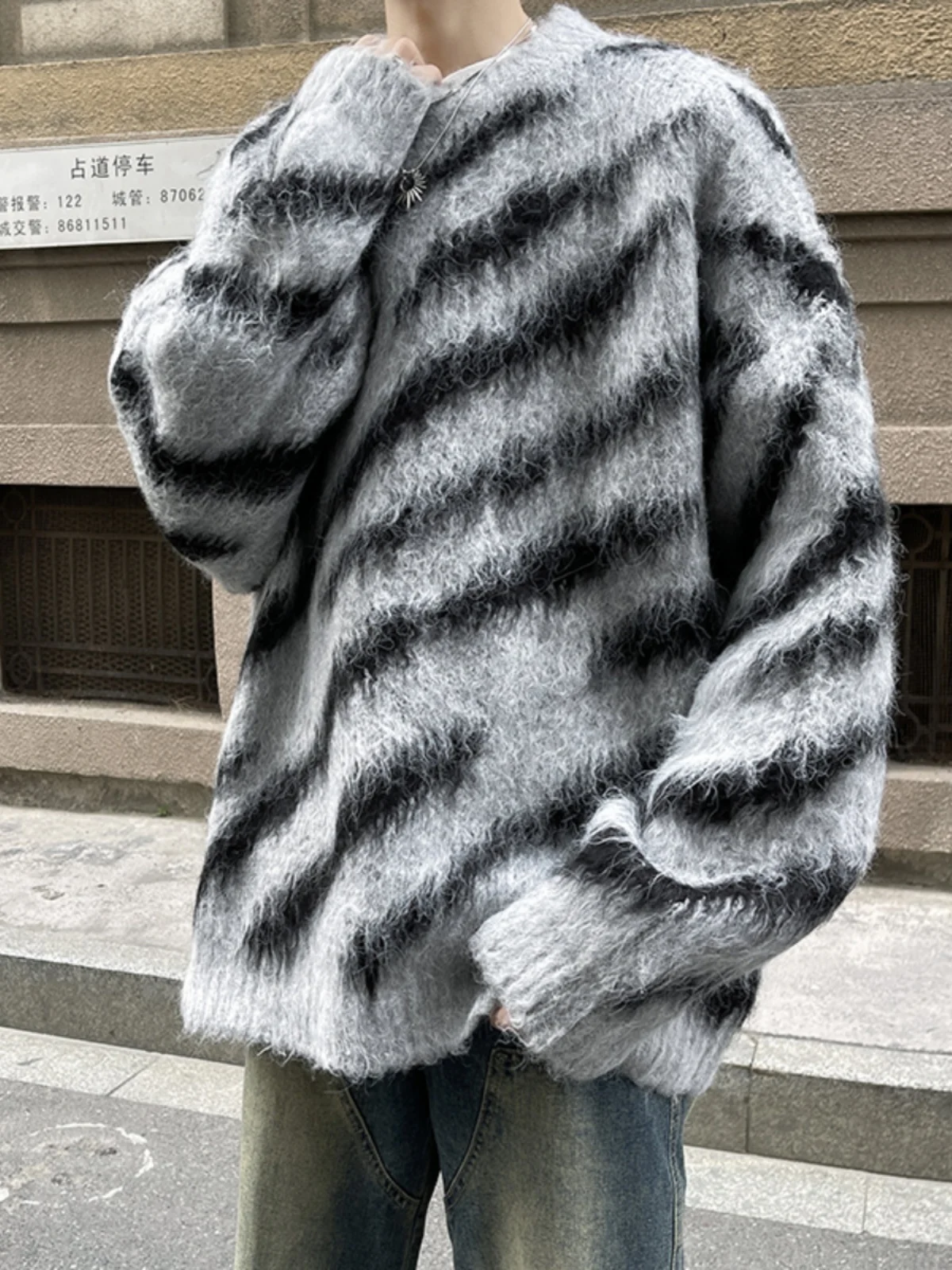2024 Men Autumn Winter New Contrast Color Striped Tops Male Round Neck Sweater Casual Tops Mens Loose Knitted Pullovers S104
2024 Men Autumn Winter New Contrast Color Striped Tops Male Round Neck Sweater Casual Tops Mens Loose Knitted Pullovers S104