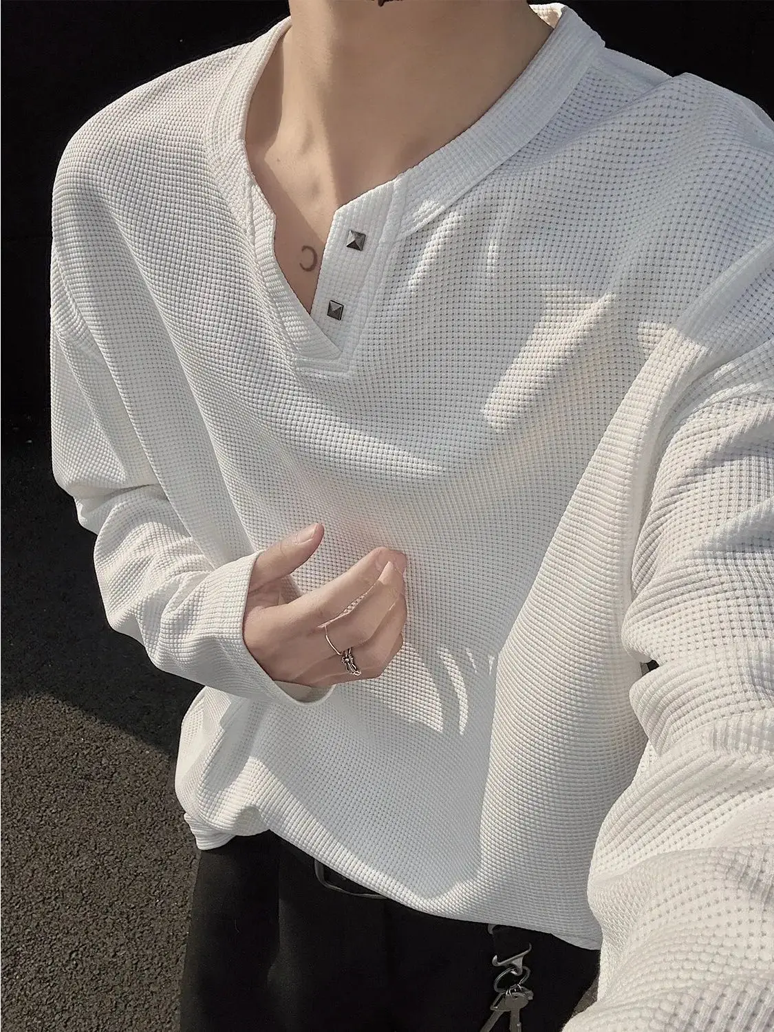 Alien Kitty 2025 Spring Men's White Bottoming Shirt V Neck Long-Sleeved Loose T-Shirt Black Casual Men's Top
Alien Kitty 2025 Spring Men's White Bottoming Shirt V Neck Long-Sleeved Loose T-Shirt Black Casual Men's Top