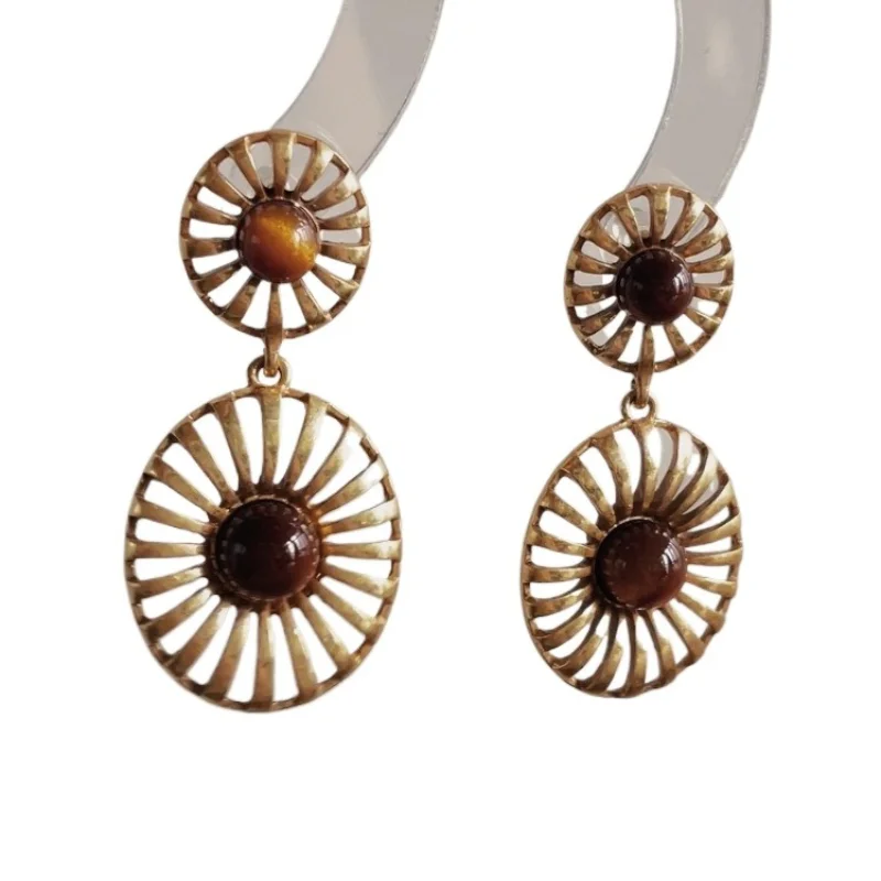 Ретро латунные старые позолоченные овальные серьги из старого золота, красный, коричневый, тигровый глаз, полый камень, преувеличенный этнический стиль
Ретро латунные старые позолоченные овальные серьги из старого золота, красный, коричневый, тигровый глаз, полый камень, преувеличенный этнический стиль