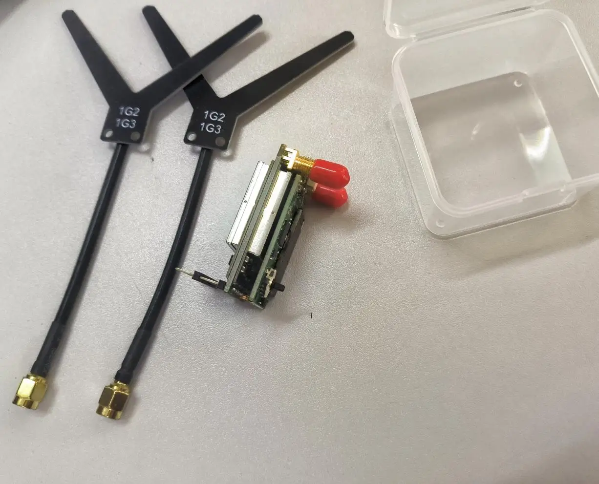 1.2GHz 1.3GHz VRX Video Receiver 9CH RSSI Calibration RSSI Output Wide 1080MHz -1360MHz Compatible SKYZONE DJI V1 V2 FPV Goggles
1.2GHz 1.3GHz VRX Video Receiver 9CH RSSI Calibration RSSI Output Wide 1080MHz -1360MHz Compatible SKYZONE DJI V1 V2 FPV Goggles