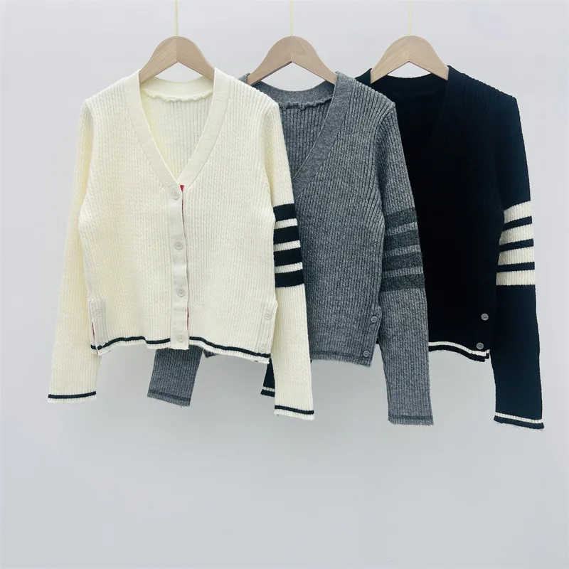 V-neck knitted cardigan women's striped long sleeved knitted sweater autumn and winter new fashion versatile jacket for women
V-neck knitted cardigan women's striped long sleeved knitted sweater autumn and winter new fashion versatile jacket for women