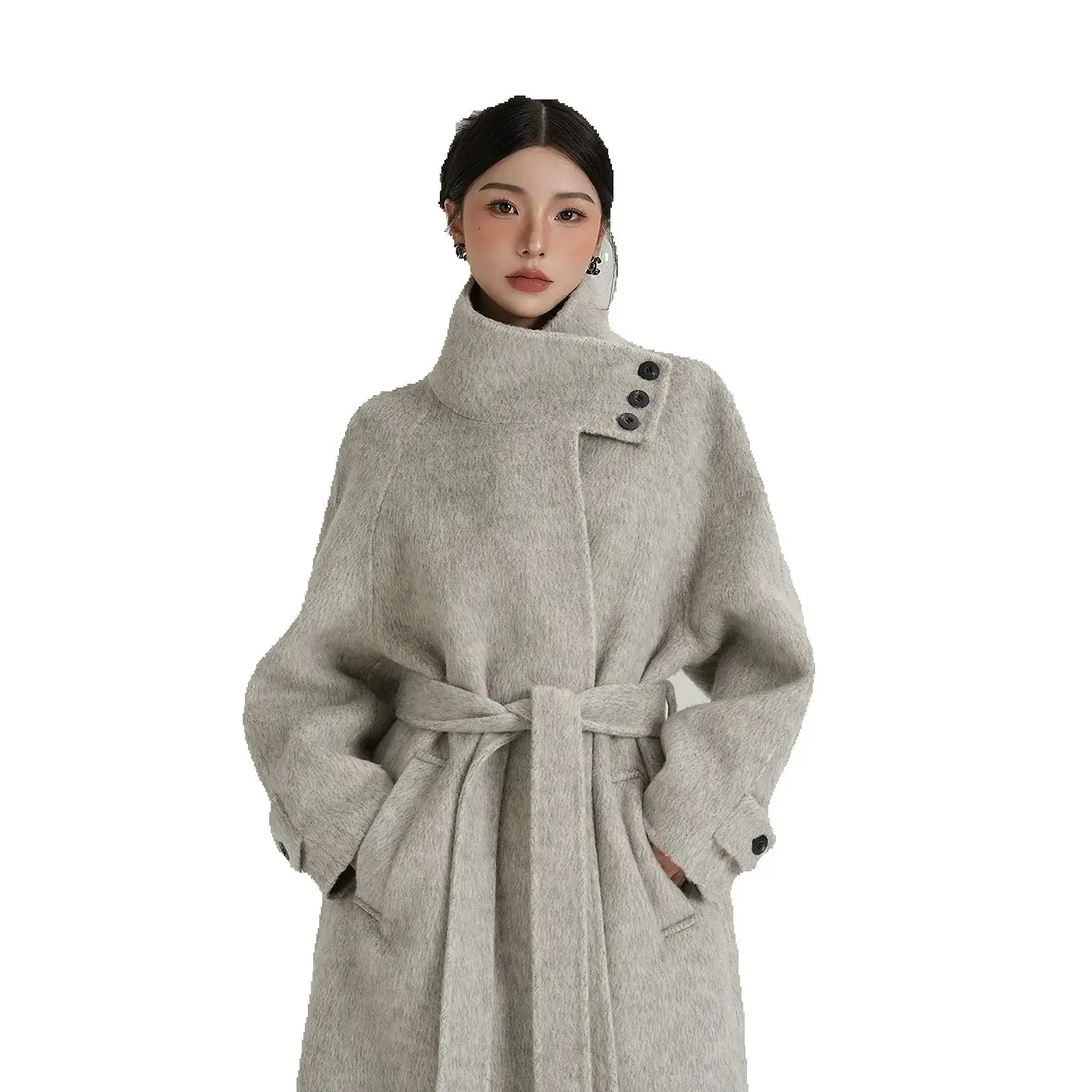 A mid-length, loose stand-up collar wool coat and woolen jacket with a high-end and elegant style, a new autumn and winter colle
A mid-length, loose stand-up collar wool coat and woolen jacket with a high-end and elegant style, a new autumn and winter colle