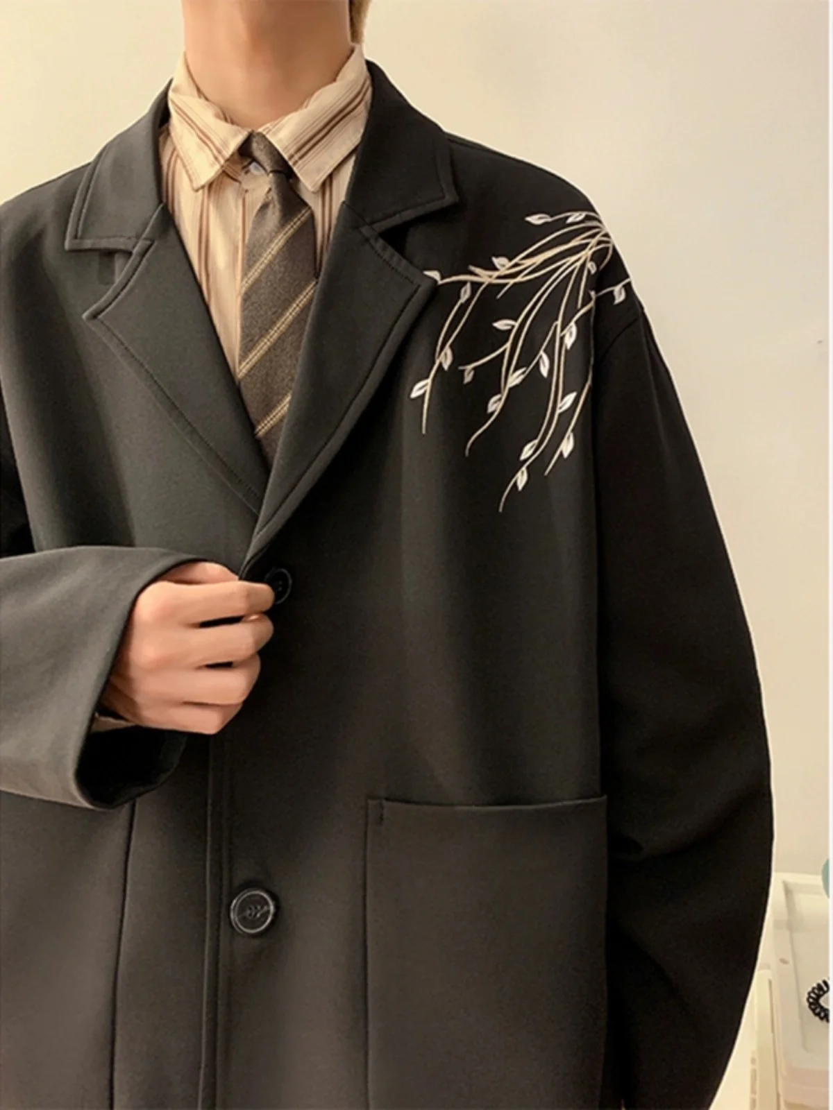 New Chinese Sle Embroidered Suit Jaet Men's Trendy Haome Flat Collar Casual Long Sve Faionable Autumn Outerwear
New Chinese Sle Embroidered Suit Jaet Men's Trendy Haome Flat Collar Casual Long Sve Faionable Autumn Outerwear