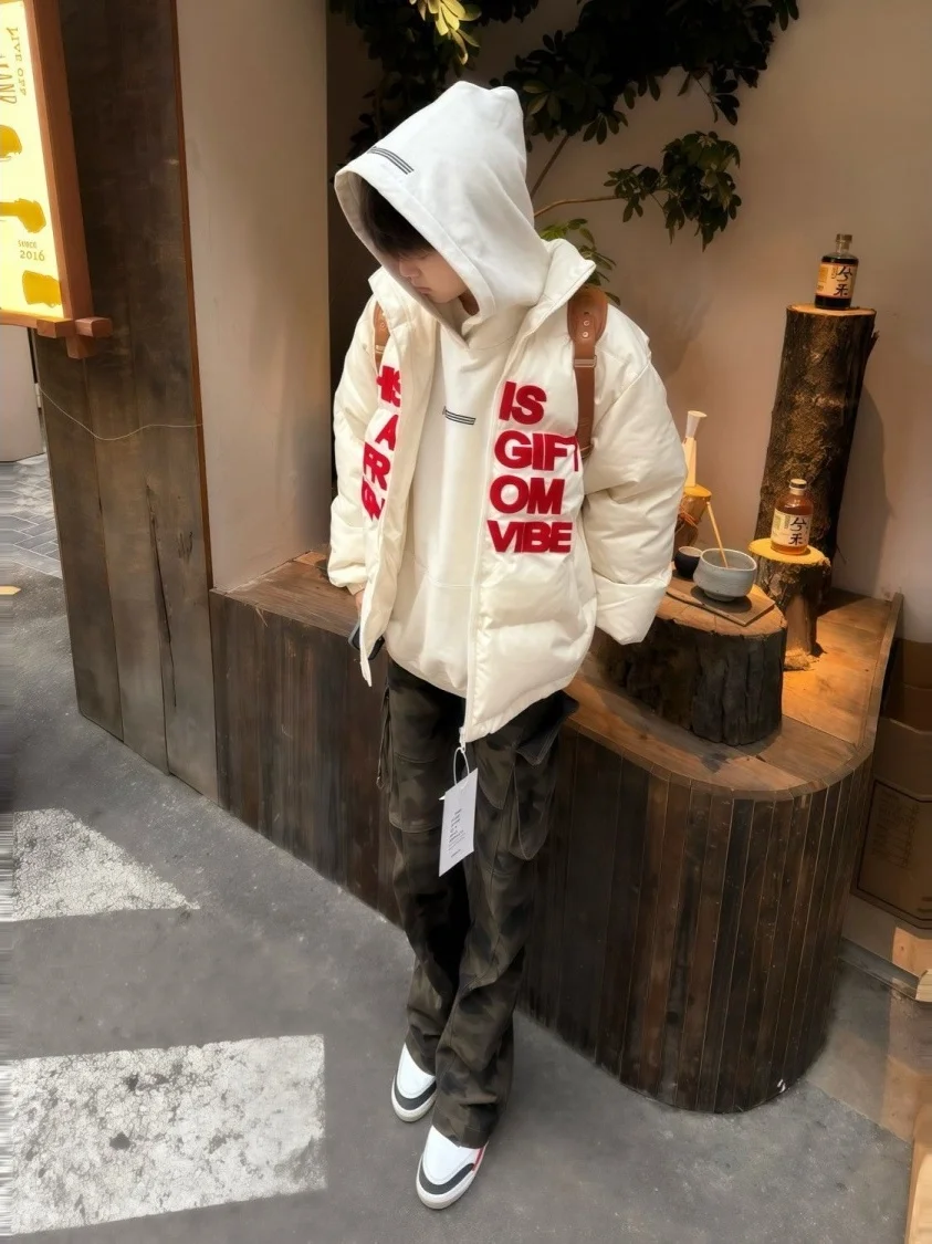 Американское ретро-пальто-пуховик из хлопка для мужчин, утепленное, свободного кроя, с воротником-стойкой, верхняя одежда для пар на зиму
Американское ретро-пальто-пуховик из хлопка для мужчин, утепленное, свободного кроя, с воротником-стойкой, верхняя одежда для пар на зиму