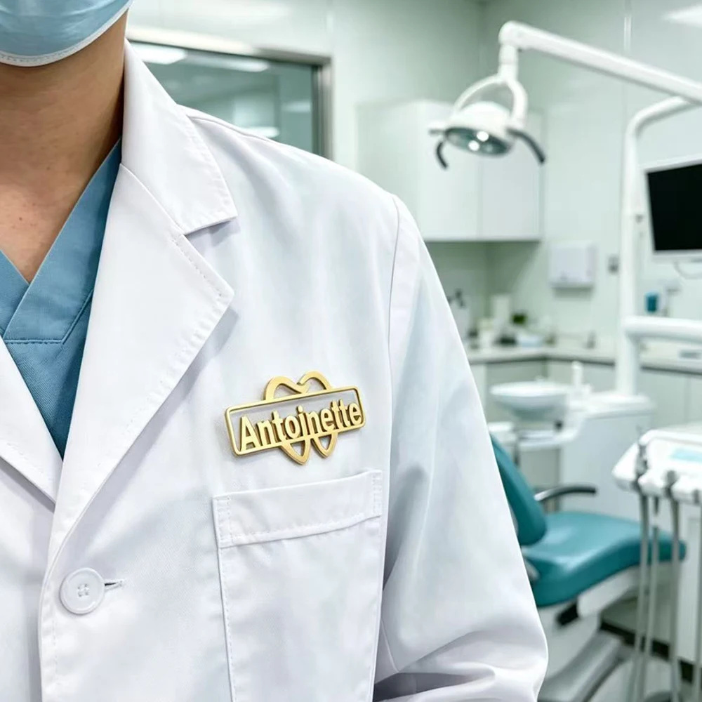 Personalized Name Dental Hygienist Brooch Stainless Steel Tooth Design Lapel Pin Custom Gold Plated Badge for Dentist Uniform
Personalized Name Dental Hygienist Brooch Stainless Steel Tooth Design Lapel Pin Custom Gold Plated Badge for Dentist Uniform