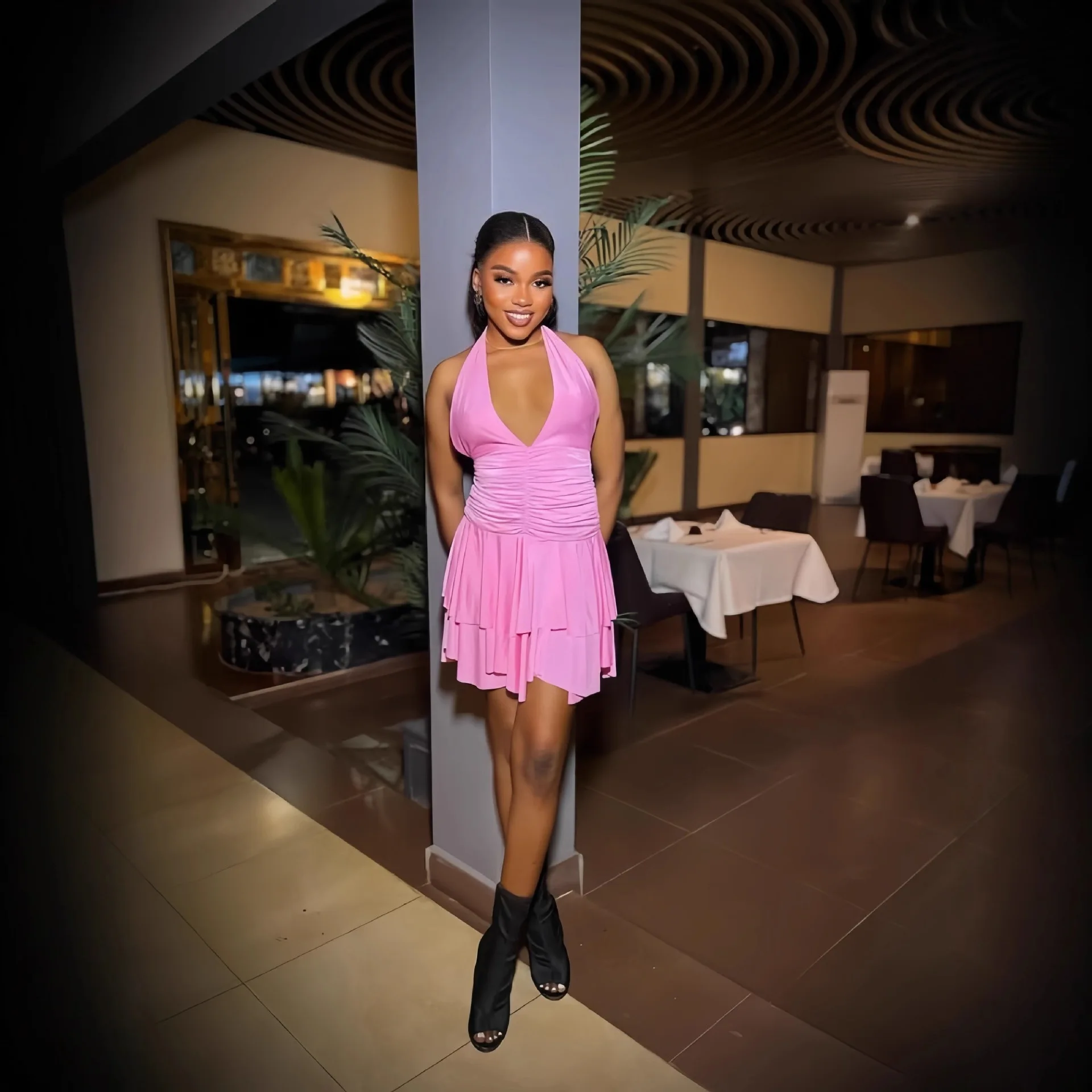 Women's 2026 Early Winter New Solid Color Sleeveless Halter Neck V-Neck Backless Pleated Short Dress
Women's 2026 Early Winter New Solid Color Sleeveless Halter Neck V-Neck Backless Pleated Short Dress