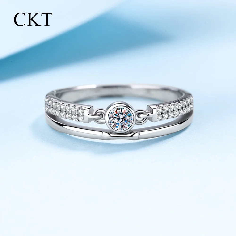 Кольцо CKT Luxury Platinum Pt950 из белого золота 18 карат в винтажном стиле для женщин с центральным камнем из муассанита 0,1 карата, ювелирное изделие класса люкс
Кольцо CKT Luxury Platinum Pt950 из белого золота 18 карат в винтажном стиле для женщин с центральным камнем из муассанита 0,1 карата, ювелирное изделие класса люкс